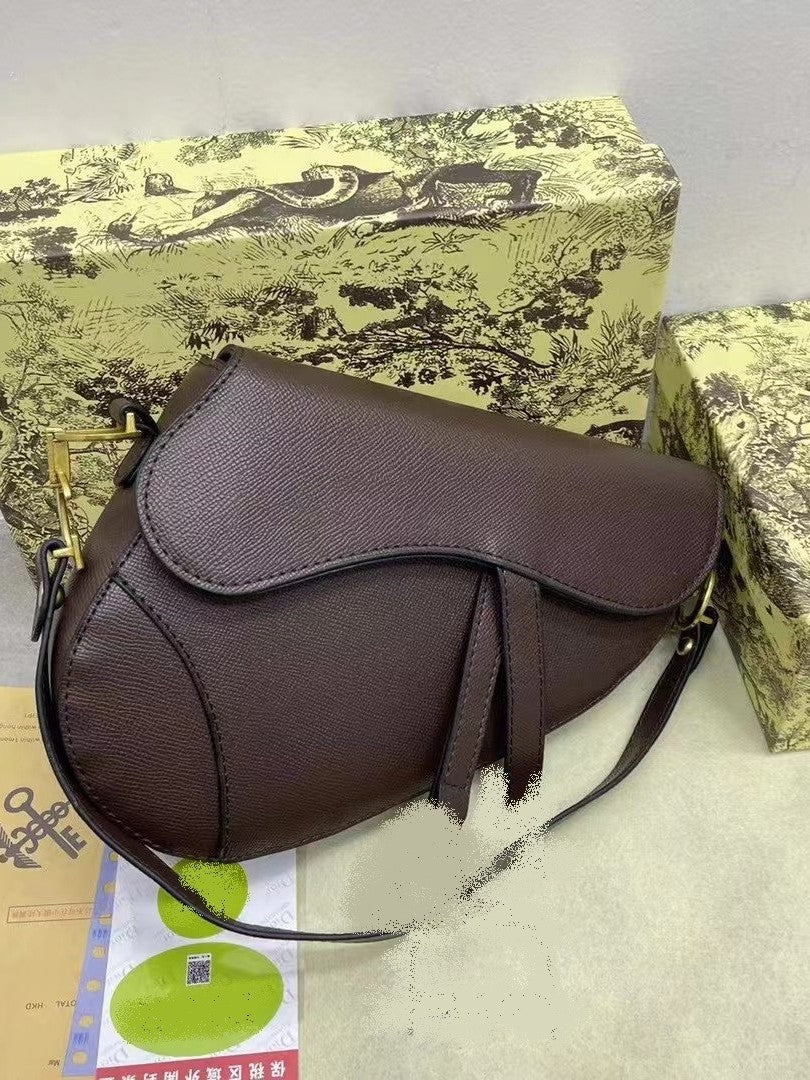 Damen Saddle Bag aus Bast | Modische Reise-Umhängetasche | Mit Box