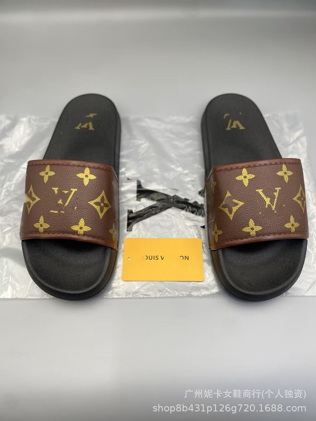 Zapatillas de hombre muy vendidas 2026, zapatillas nuevas para exteriores, suelas blandas antideslizantes, exportación con muebles bordados para el hogar, chanclas de hombre de alta gama