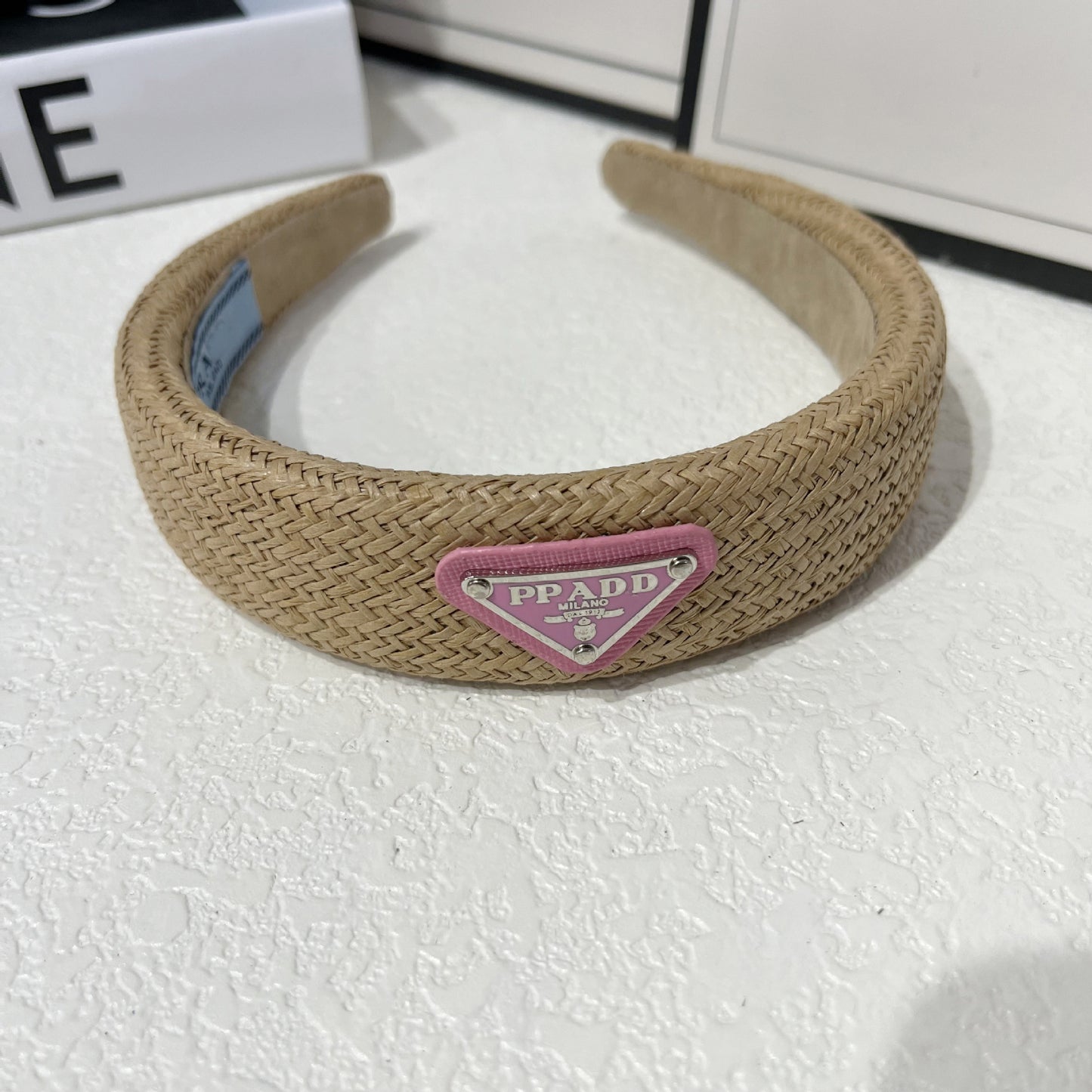 Nueva banda de pelo de paja tejida con borde ancho, broche sencilla de verano para lavar la cara, triángulo invertido, P para el hogar, moda para el hogar, corona alta, corona para el pelo