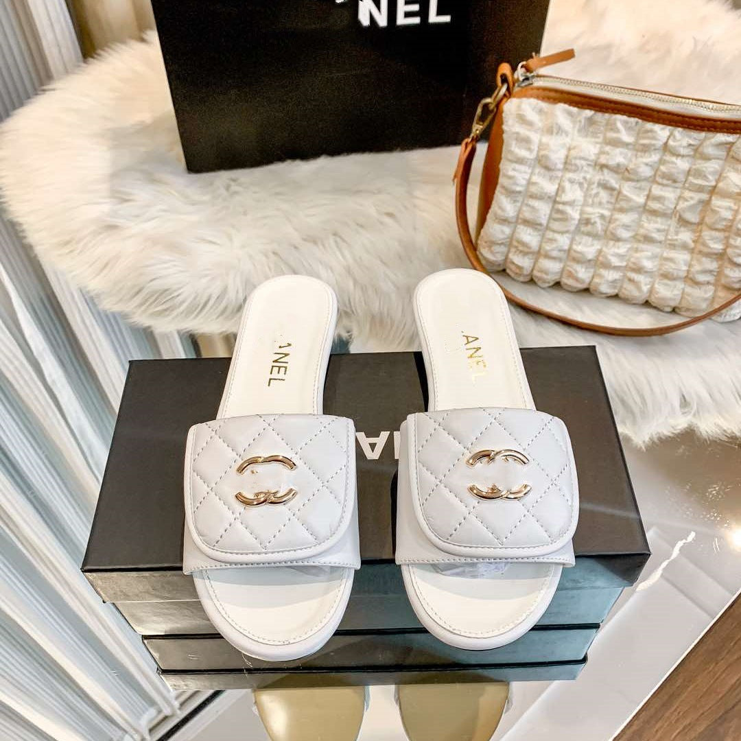 25. Nuevas zapatillas planas de hebilla metálica de la mochila escolar Xiaoxiang Feng Lingge para que las mujeres lleven sandalias de playa informales en verano