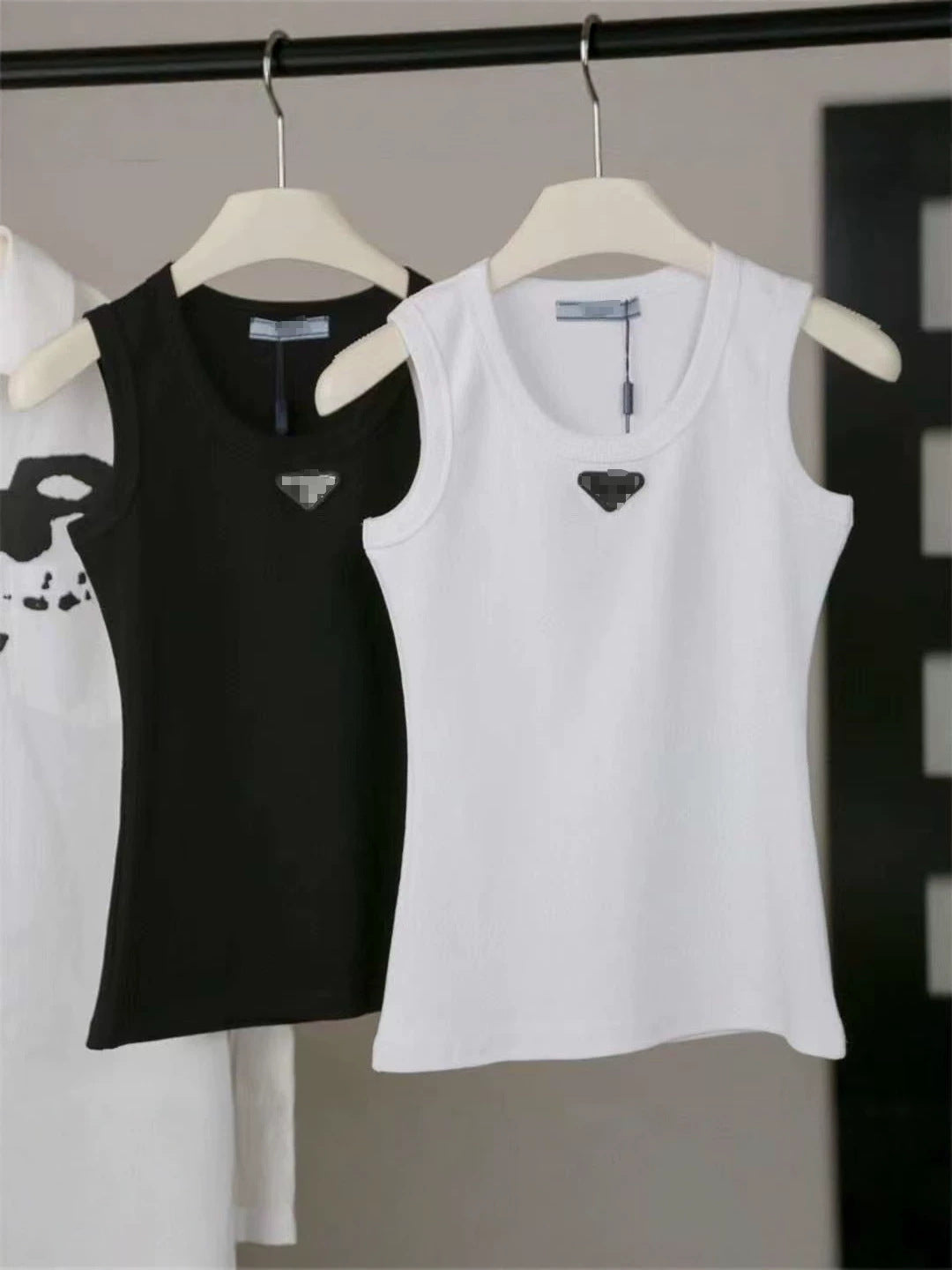 Logotipo de triángulo metálico elástico camisola casual de chica para mujer base top primavera 2026