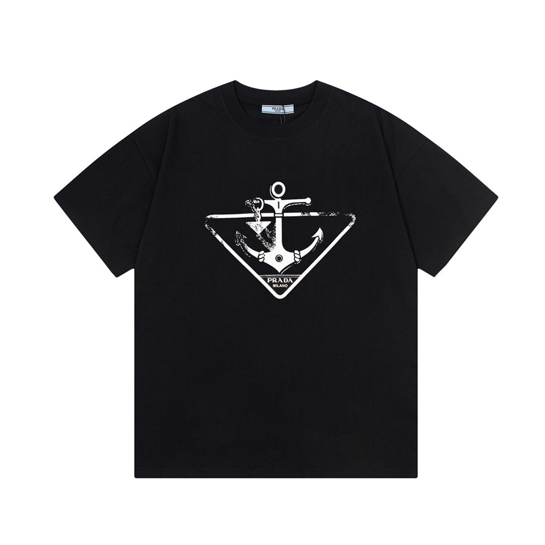 Versión de lujo de alta gama pra Pujia triángulo metálico LOGO, camiseta unisex de verano suelta y versátil con estampado y manga corta
