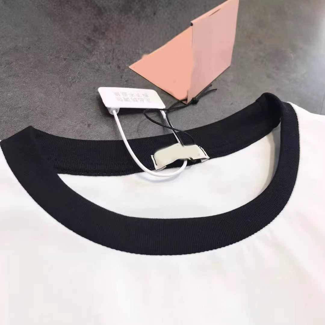 La capa base de Miu, versátil, casual y de nicho, cuello de colores y letras de aplique con cuello redondo y manga larga y camiseta de manga larga