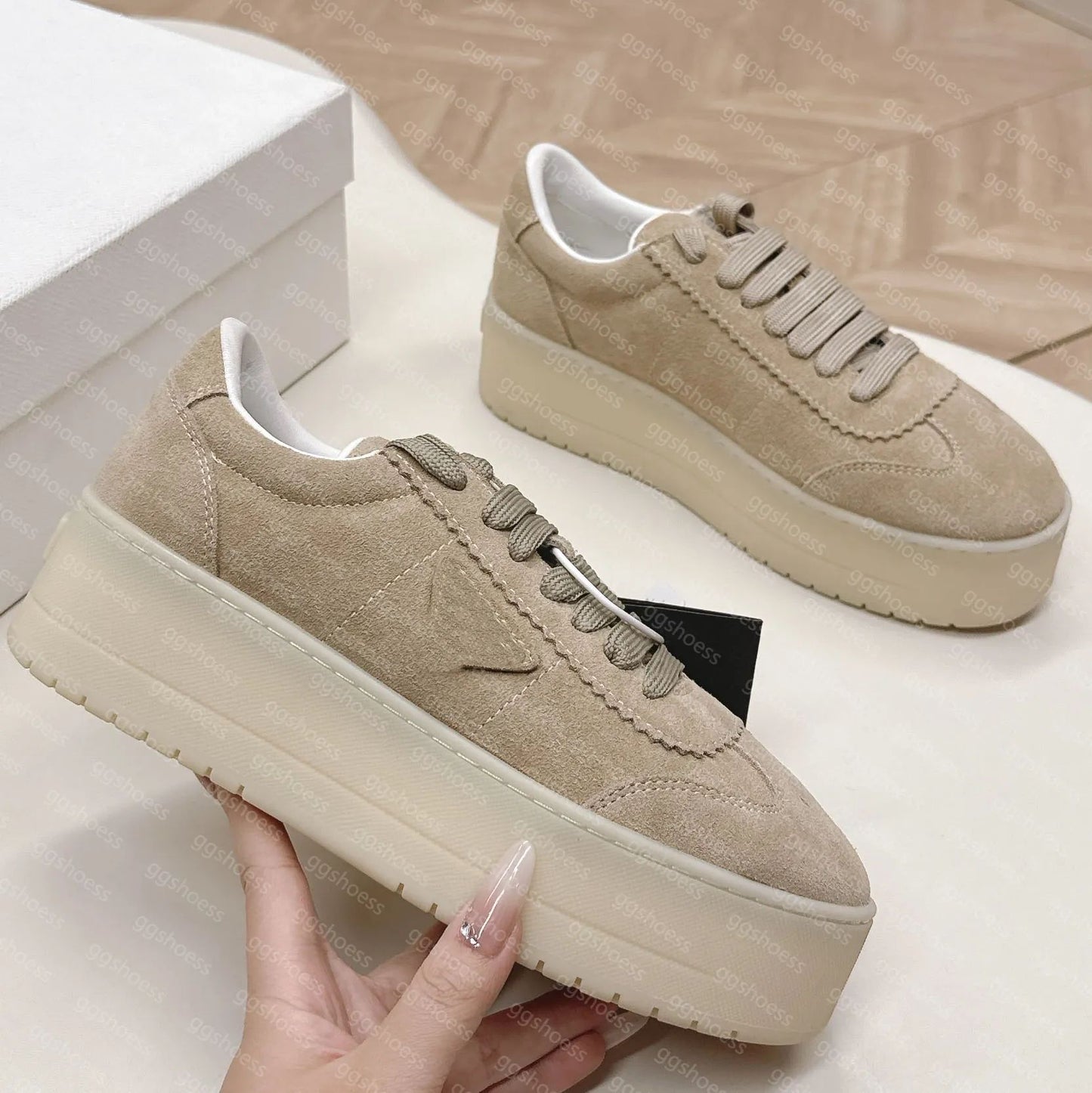 Spot primavera y otoño, nueva moda, zapatos polivalentes de suela gruesa y sucios, mujeres viejas con cordones grasos, ding estrella zapatos de pan