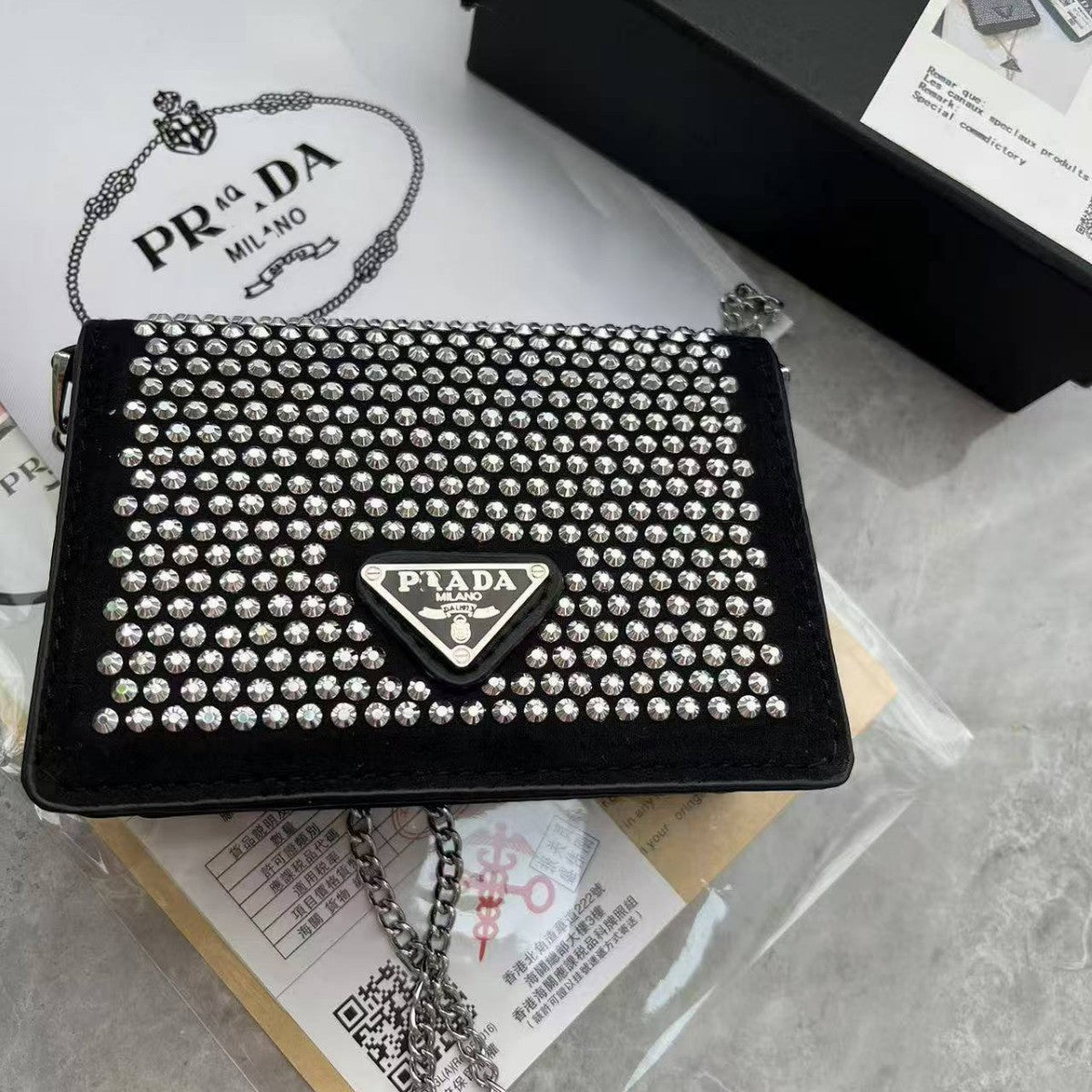 El nuevo bolso mini de pedrería de mano portátil de moda 2025, bolso de cadena de moda, bolso bandolera y bolso pequeño cuadrado de un solo hombro de la marca P