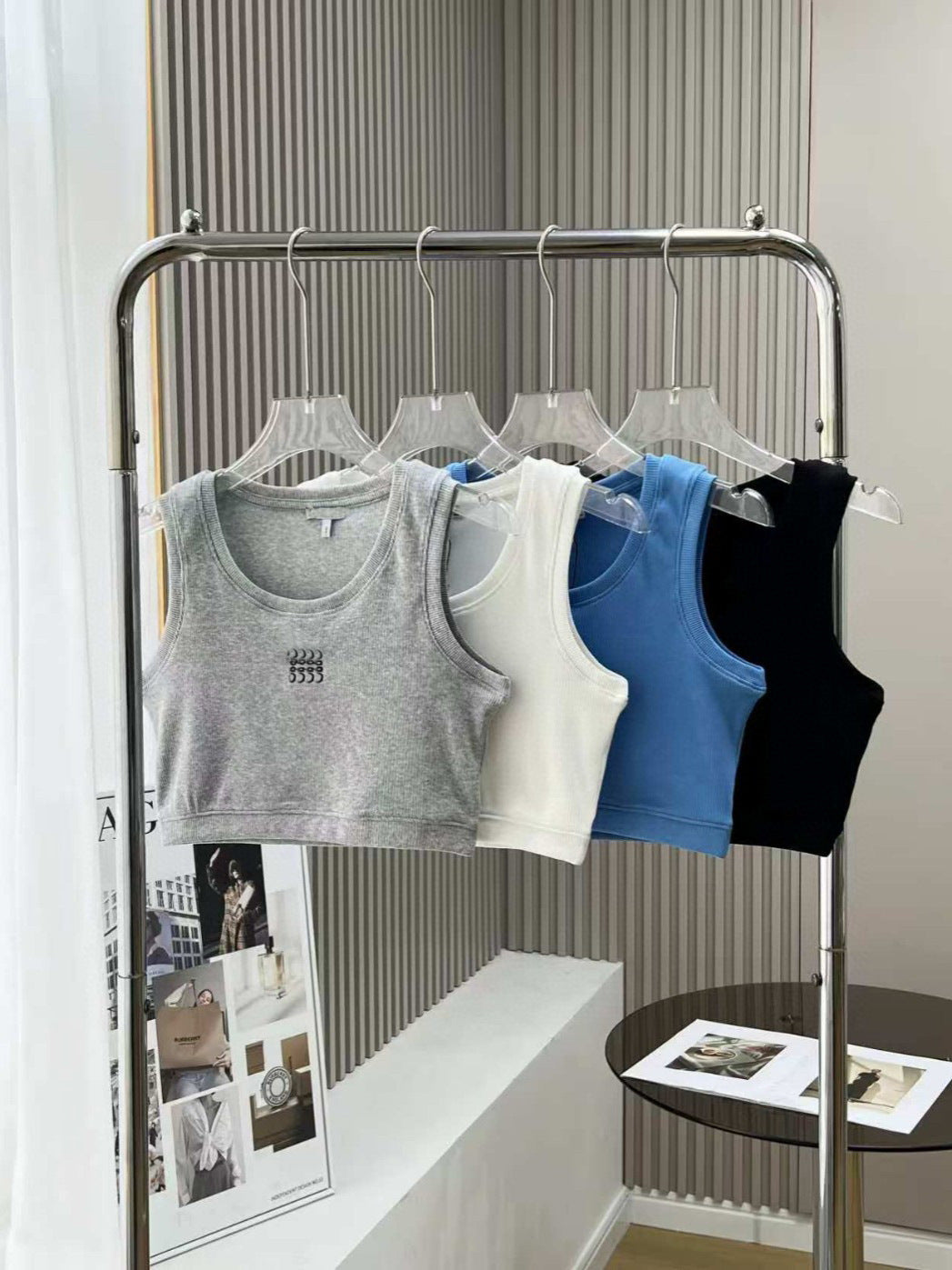 T-shirt court pour femme LO | Côtelé avec broderie