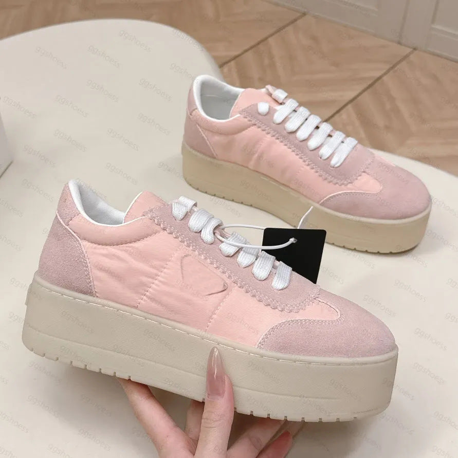 Spot primavera y otoño, nueva moda, zapatos polivalentes de suela gruesa y sucios, mujeres viejas con cordones grasos, ding estrella zapatos de pan