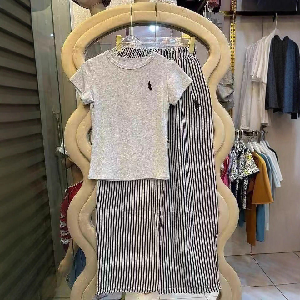 Camiseta de manga corta bordada para ponis de verano de moda para mujeres, pantalones de rayas anchas y conjunto informal de dos piezas para hombres y mujeres