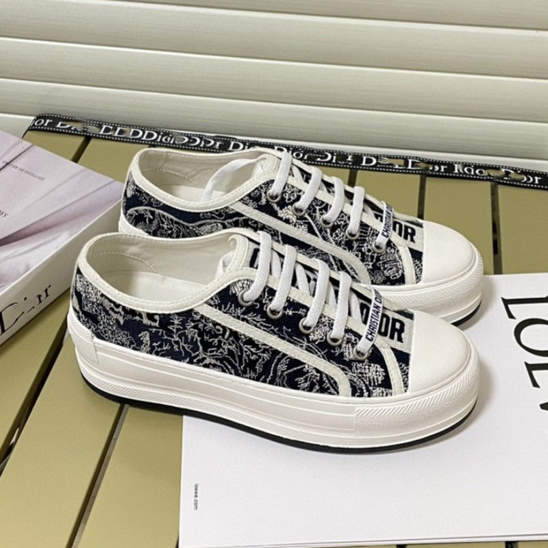 Comercio exterior 2026 Nuevos zapatos de mujer bordados de lona Suela gruesa Zapatos blancos versátiles que realzan Zapatos deportivos casuales de punta redonda