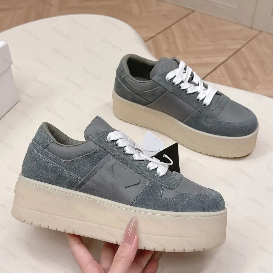 Spot primavera y otoño, nueva moda, zapatos polivalentes de suela gruesa y sucios, mujeres viejas con cordones grasos, ding estrella zapatos de pan