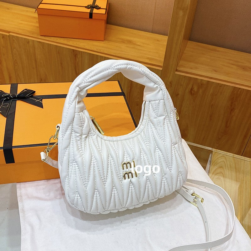 El nuevo bolso de nube plisado de MIU, bolso de mano, bolso de axila, moderno y versátil, bolso de hombro de cuero suave femenino