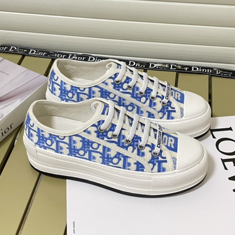 Comercio exterior 2026 Nuevos zapatos de mujer bordados de lona Suela gruesa Zapatos blancos versátiles que realzan Zapatos deportivos casuales de punta redonda