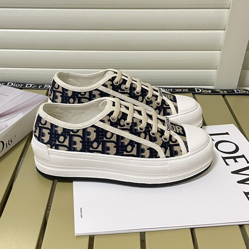 Comercio exterior 2026 Nuevos zapatos de mujer bordados de lona Suela gruesa Zapatos blancos versátiles que realzan Zapatos deportivos casuales de punta redonda