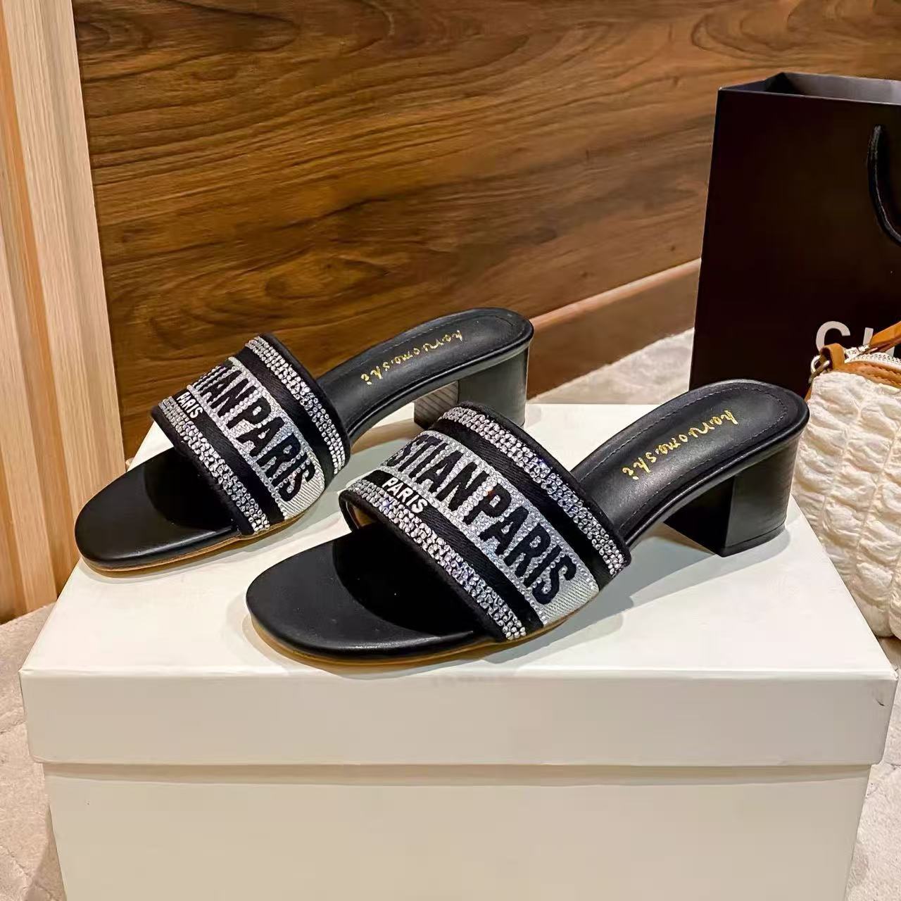 Comercio Exterior 2026 Nuevo D. Inicio Monograma Zapatillas de tacón grueso bordadas para ropa exterior de mujer, sandalias de tacón plano casuales playa famosas en Internet