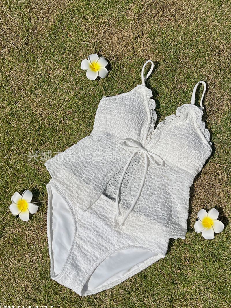 Pecho pequeño sexy estilo INS coreano transfronterizo con bordes con volantes, cordón plisado, bañador de tiro bajo con split de puro deseo para mujeres