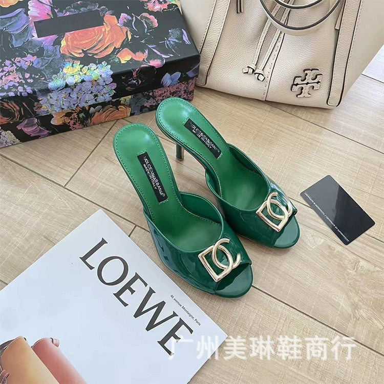 Zapatillas europeas y americanas DG con boca de pez para mujer, prendas metálicas de charol con botones, tacones altos de punta redonda de moda y sandalias rectas de verano