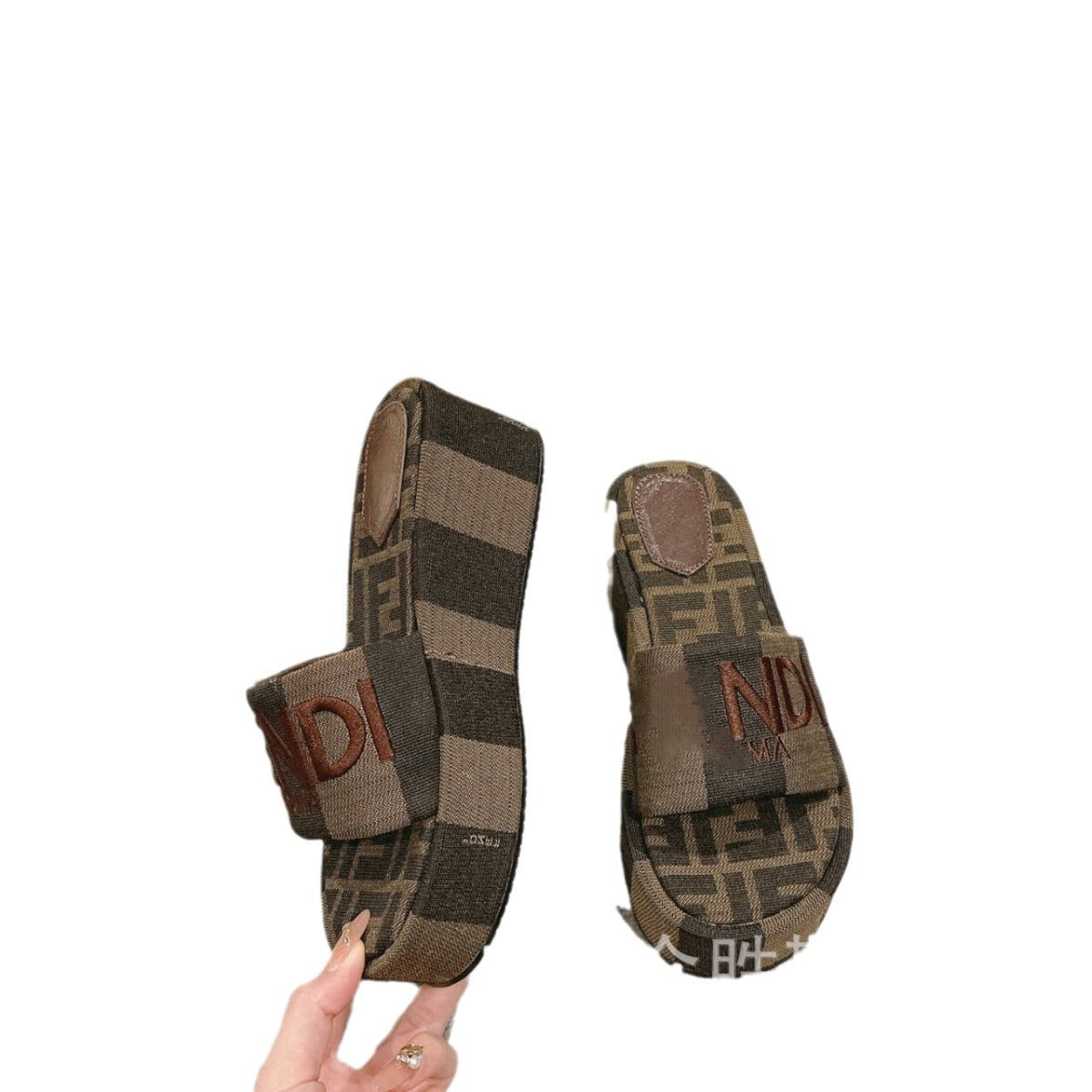 Zapatillas monogram de alta gama marca F para ropa exterior de exportación femenina, Nuevo verano 2024 Pastel Jacquard bordado Zapatillas de tacón alto con suela gruesa y tacón alto