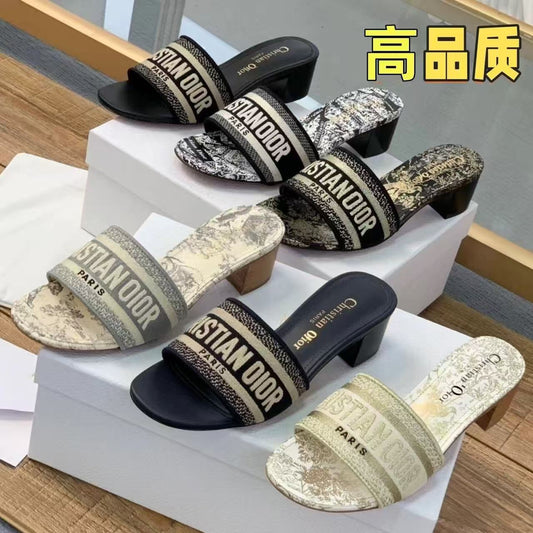 Comercio Exterior 2026 Nuevo D. Inicio Monograma Zapatillas de tacón grueso bordadas para ropa exterior de mujer, sandalias de tacón plano casuales playa famosas en Internet