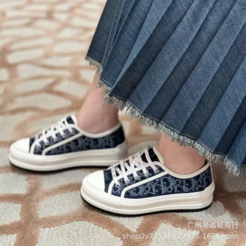 Comercio exterior 2026 Nuevos zapatos de mujer bordados de lona Suela gruesa Zapatos blancos versátiles que realzan Zapatos deportivos casuales de punta redonda