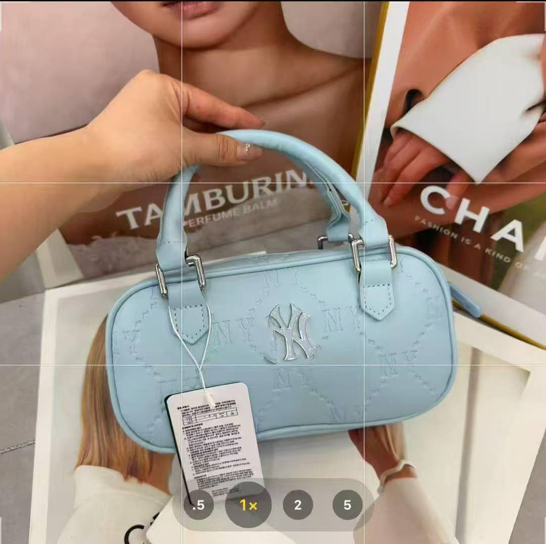 Mini bolso de almohada ML, bolso Boston, monograma con patrón oculto primavera/verano 2025, bolso de un solo hombro, bandolera en la axila, color caramelo