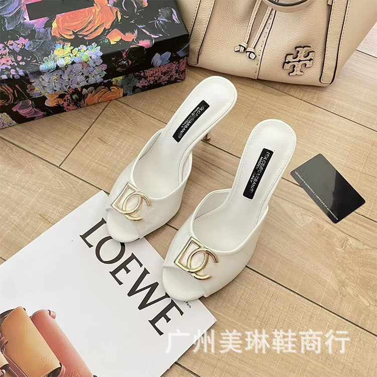 Zapatillas europeas y americanas DG con boca de pez para mujer, prendas metálicas de charol con botones, tacones altos de punta redonda de moda y sandalias rectas de verano