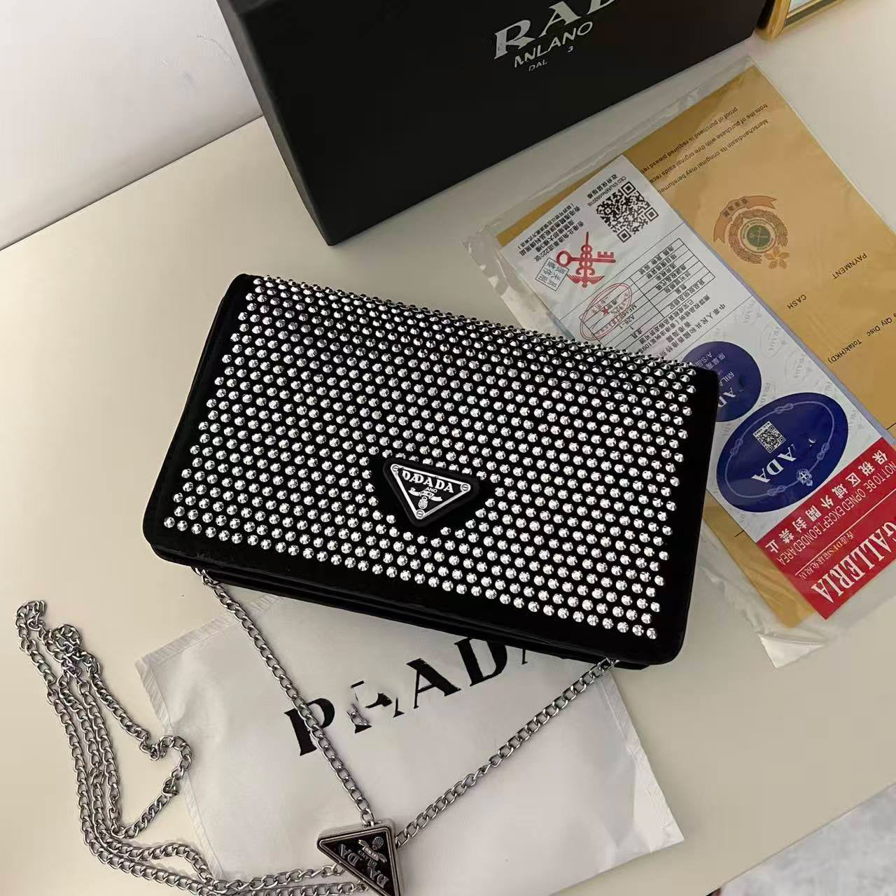 El nuevo bolso mini de pedrería de mano portátil de moda 2025, bolso de cadena de moda, bolso bandolera y bolso pequeño cuadrado de un solo hombro de la marca P