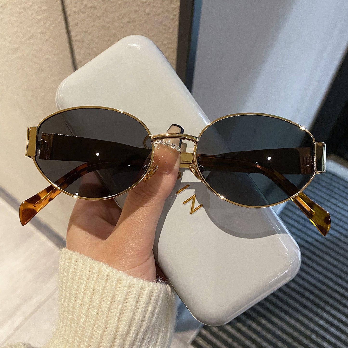 Gafas de sol europeas y americanas de montura redonda para mujeres, gafas de moda de alta gama para mujeres, protección UV para fotografía y decoraciones de moda para mujeres