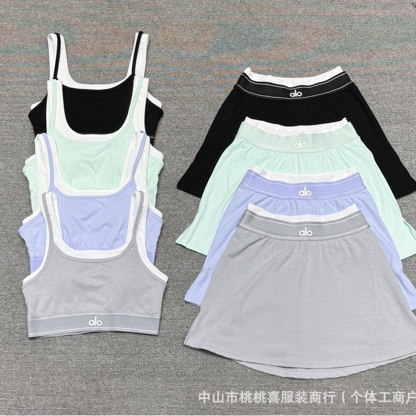 Conjunto de falda corta de camiseta de yoga en stock, deportes fitness para correr con almohadillas de sujetador, conjunto de sujetador de dos piezas para mujer