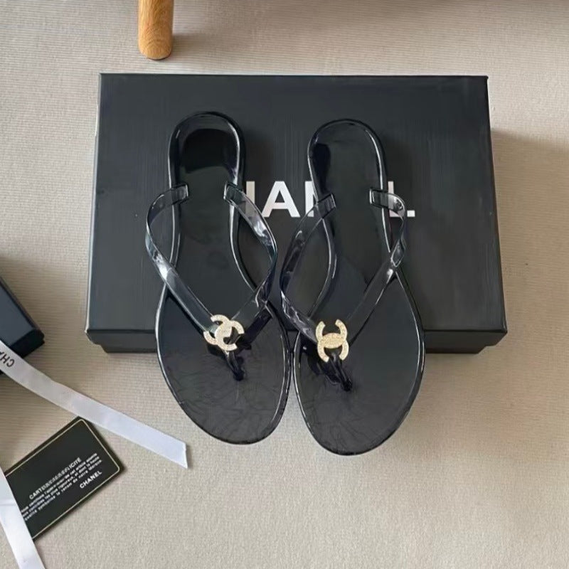 Verano 2026 Nuevas chanclas de punta metálica con hebilla metálica con pedrería para sandalias versátiles y casuales de resort para mujer