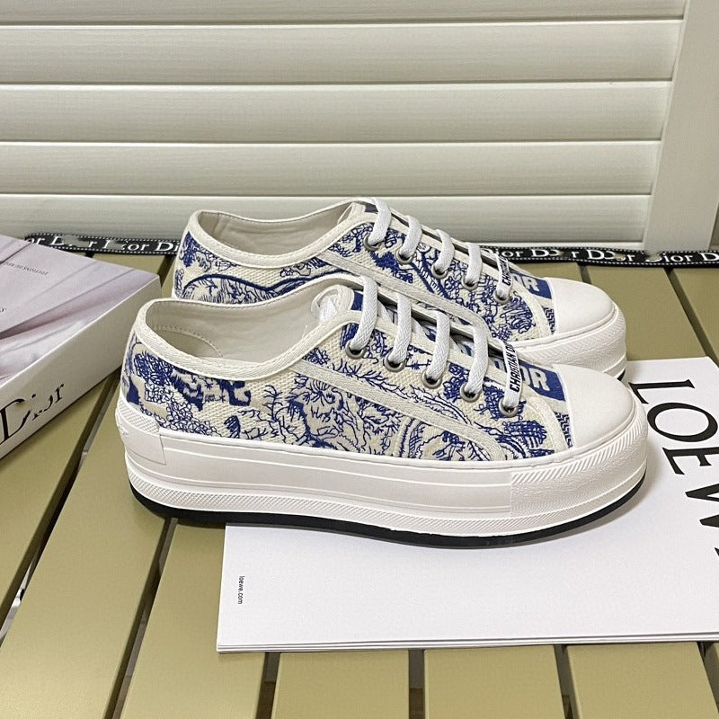 Comercio exterior 2026 Nuevos zapatos de mujer bordados de lona Suela gruesa Zapatos blancos versátiles que realzan Zapatos deportivos casuales de punta redonda
