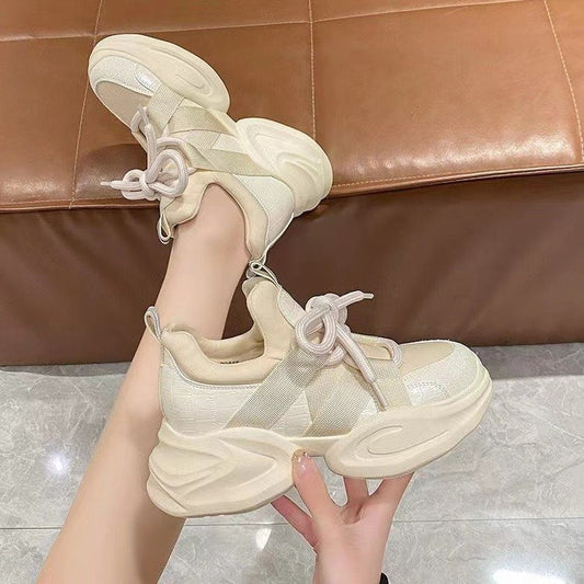 Zapatos de daddy de altura interior para mujer 2023 nuevos zapatos blancos de suela gruesa, suelas suaves, zapatillas pequeñas ligeras y informales, zapatos simples