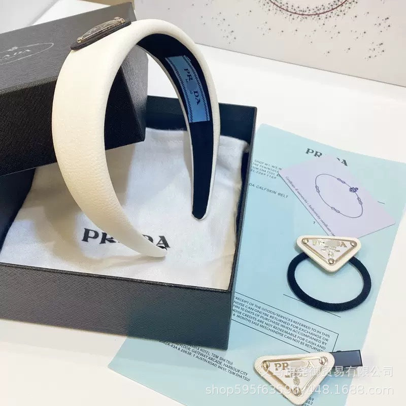 Nueva cinta de cuero de la familia P con etiqueta triangular, pinza, goma para el pelo, broche de flequillo, set de tres piezas P, goma clásica para la cabeza