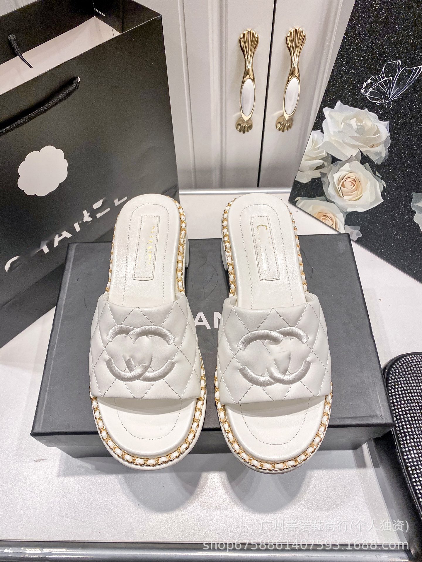 Chanclas de cadena de celosía de diamantes Xiaoxiangfeng, verano 2025 de nuevo estilo, con tacones gruesos y sandalias versátiles para dropship