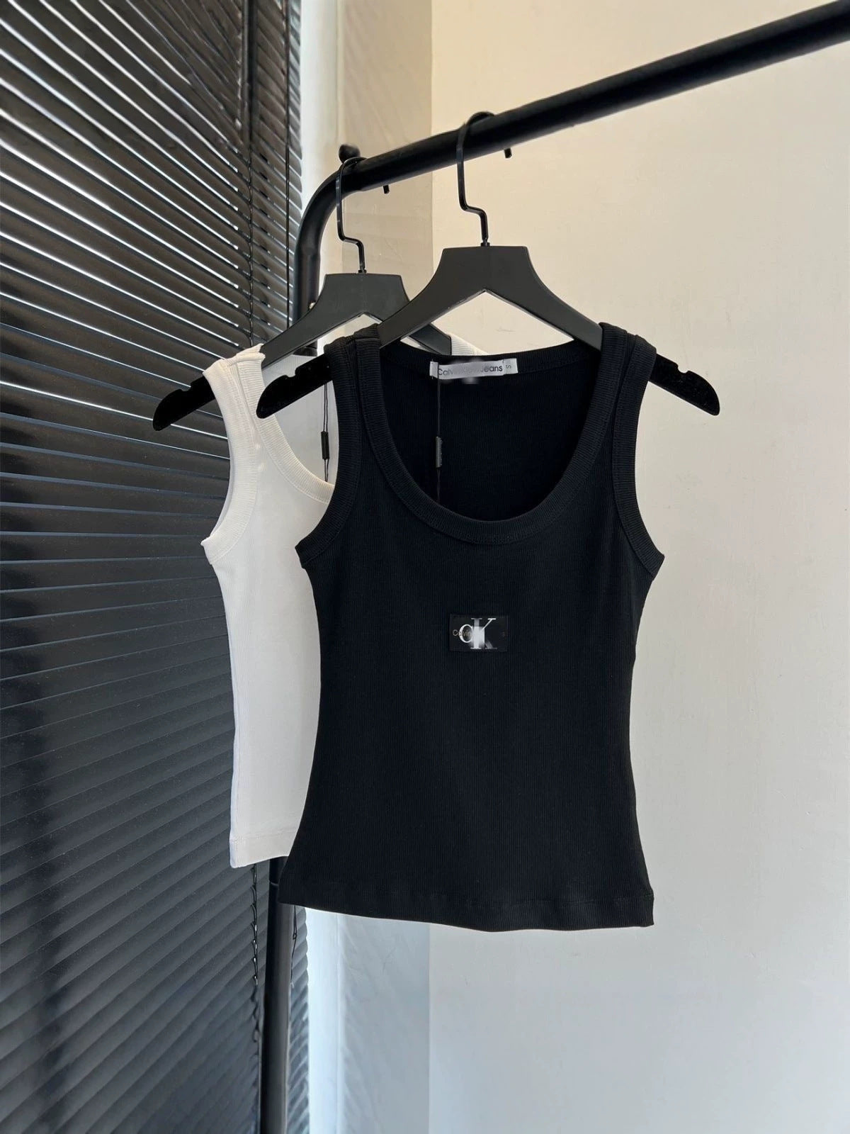 Conjunto de chica atractiva de marca C más vendido de Jennie para adelgazar y atractiva, parche corto con letras bordadas para chaleco de mujer de viaje