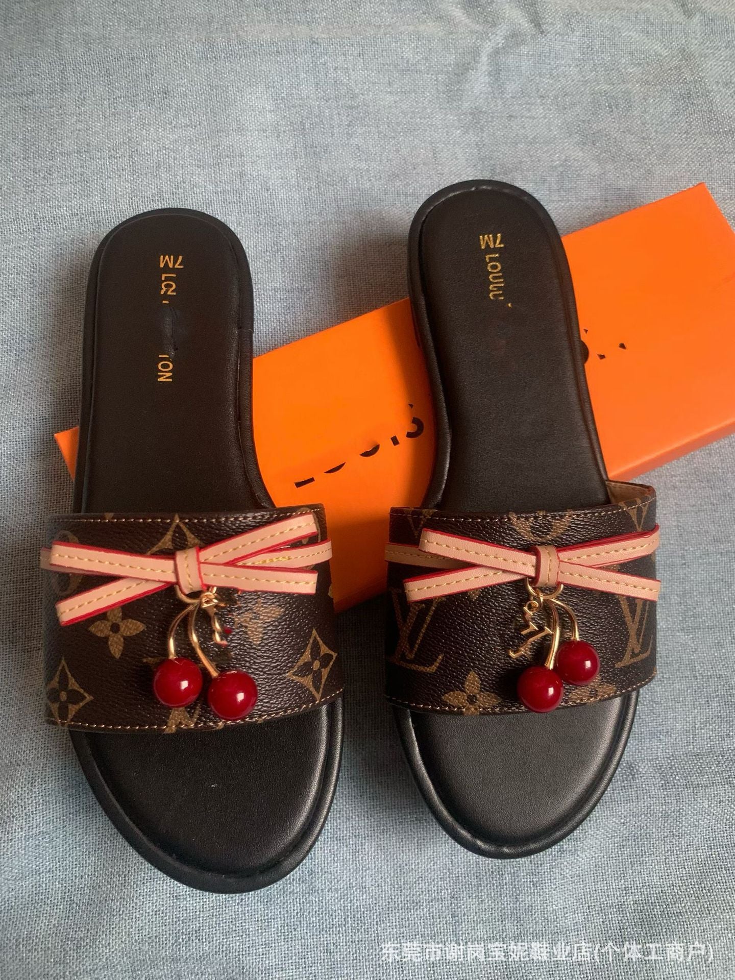 Sandalias nuevas de herraje de la familia V, zapatillas de moda afroeuropeas y americanas de verano para ropa exterior femenina