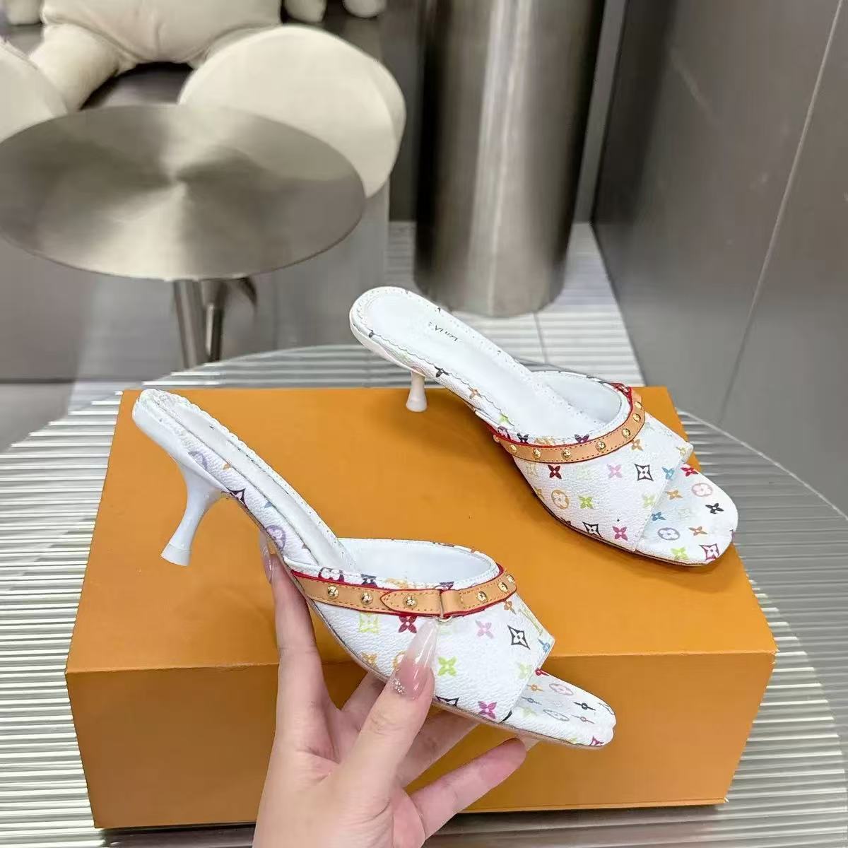 Nuevos vaqueros de primavera y verano europeo y americano 2025 con sandalias de punta abierta, zapatos clásicos de tacón de gato estampados para mujer