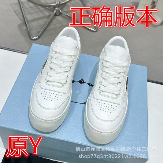 Zapatillas blancas de P's en 2026 con triángulo de plataforma con cordones de vaca y bloques de color para hombres y mujeres zapatillas deportivas casuales