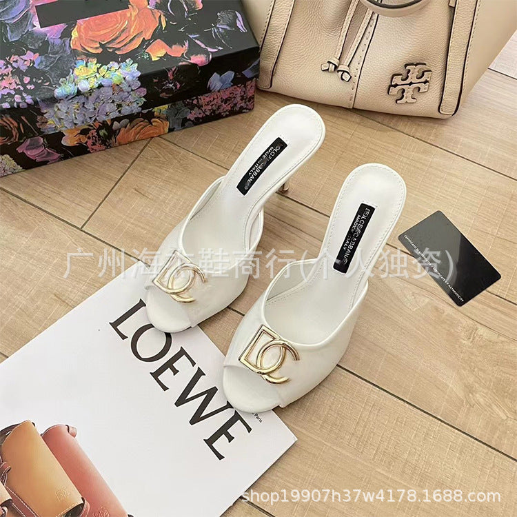 Zapatillas europeas y americanas DG con boca de pez para mujer, prendas metálicas de charol con botones, tacones altos de punta redonda de moda y sandalias rectas de verano