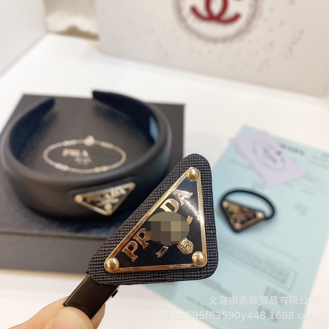 Nueva cinta de cuero de la familia P con etiqueta triangular, pinza, goma para el pelo, broche de flequillo, set de tres piezas P, goma clásica para la cabeza