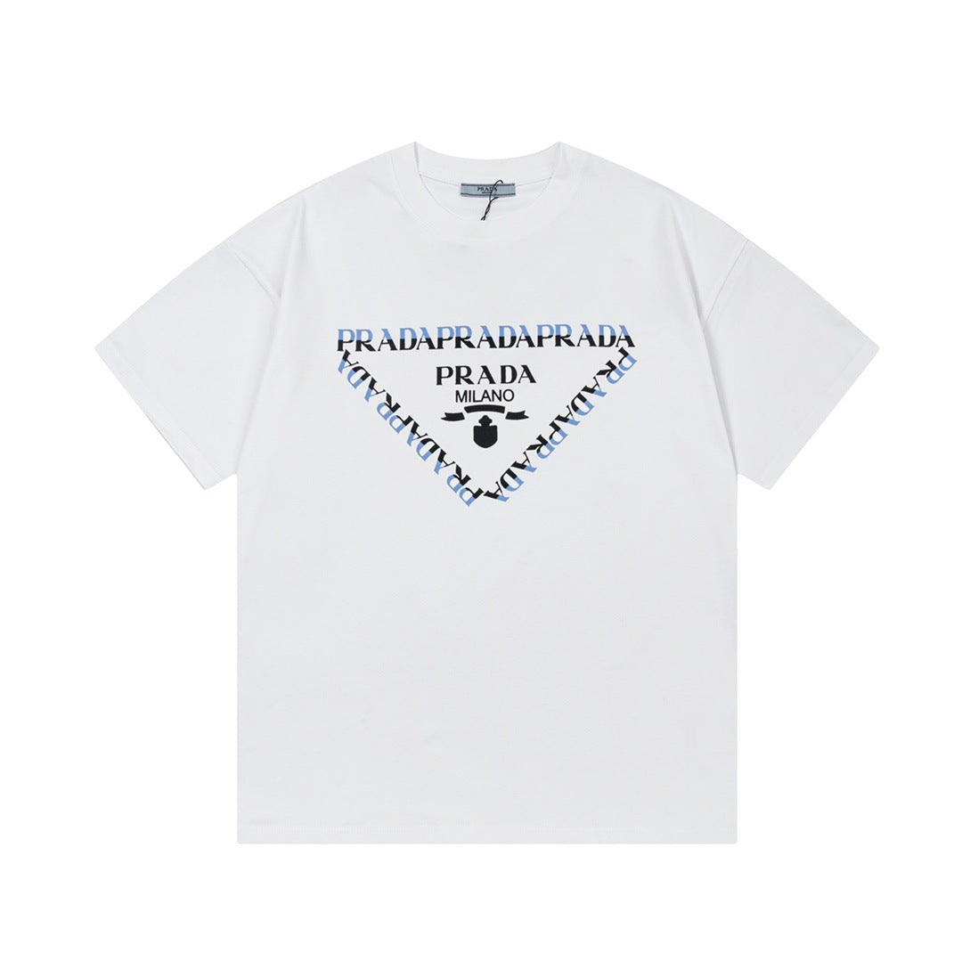 Versión de lujo de alta gama pra Pujia triángulo metálico LOGO, camiseta unisex de verano suelta y versátil con estampado y manga corta