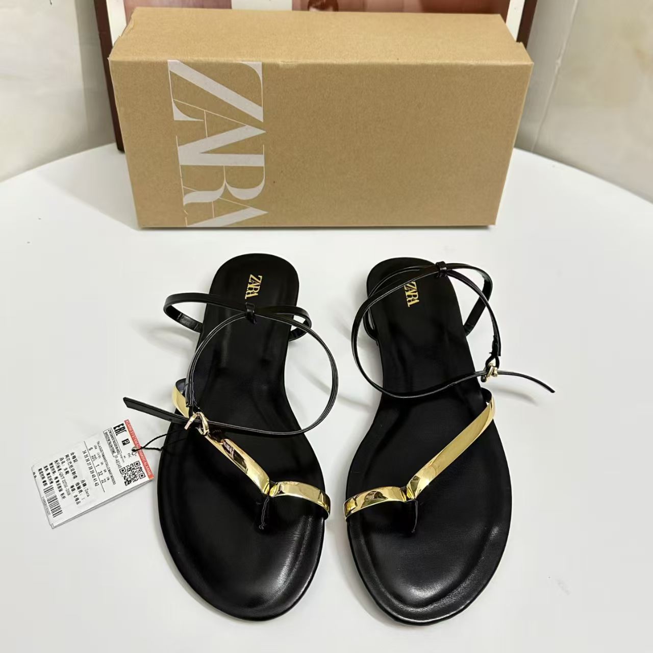 ZA2025 Zapatillas Nuevas de Otoño para Mujer Europeas y Americanas: Sandalias Tacones Planos Tacones Metálicos Negros con Tiras Metálicas con Cordones