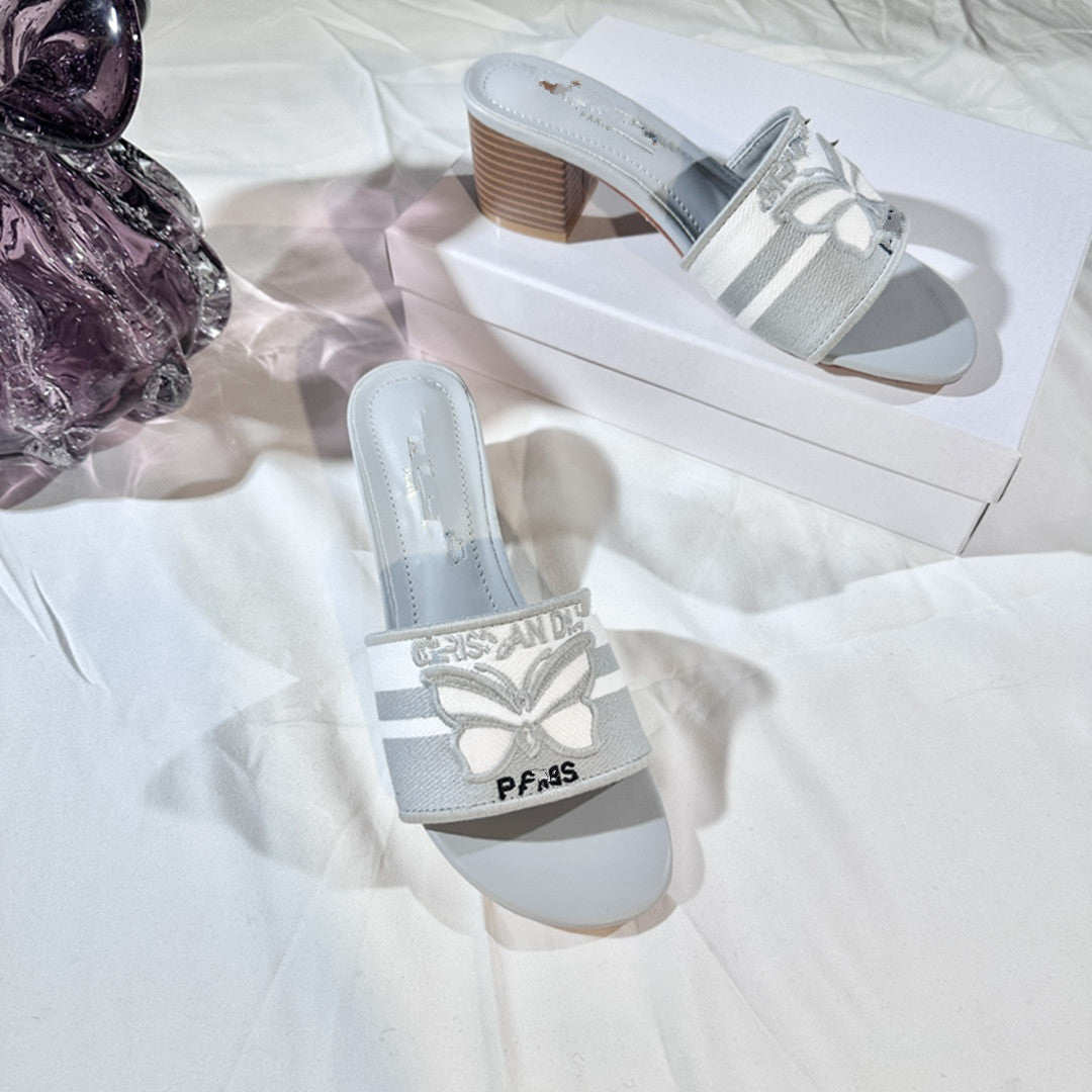 Nuevas chanclas de tacón grueso para el verano 2025, zapatos de playa casuales de exterior con mariposa bordados y versátiles