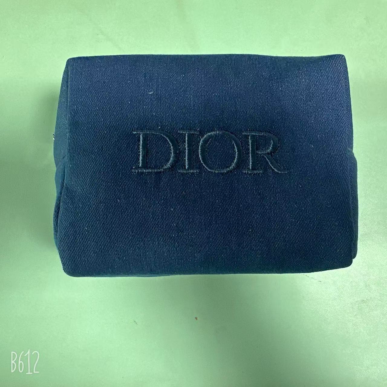 Bolsa de cosméticos Dojia PU al por mayor, bolsa portátil de artículos de aseo de gran capacidad, bolsa de sobremesa para cosméticos, sub-almacenaje