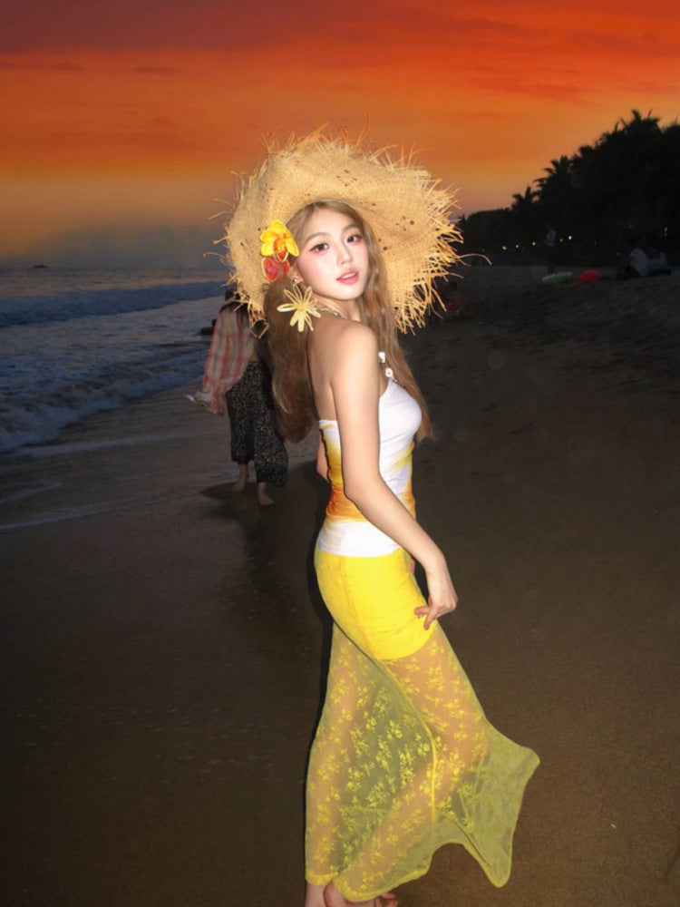 Conjunto de chica atractiva para mujeres en vacaciones en la playa, top sin tirantes con estampado de verano combinado con falda sirena de encaje amarillo ceñido