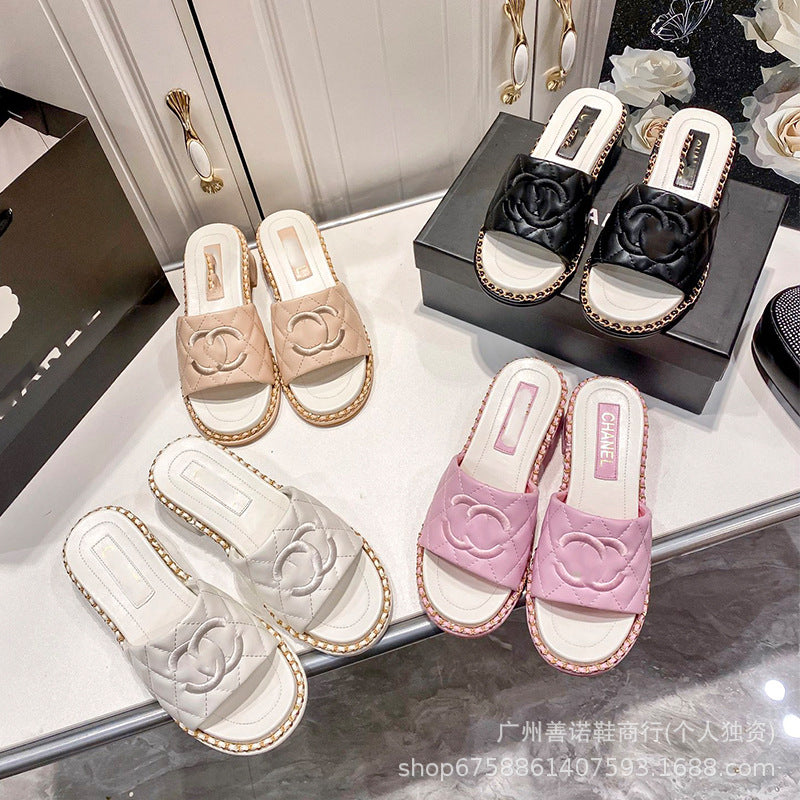 Chanclas de cadena de celosía de diamantes Xiaoxiangfeng, verano 2025 de nuevo estilo, con tacones gruesos y sandalias versátiles para dropship