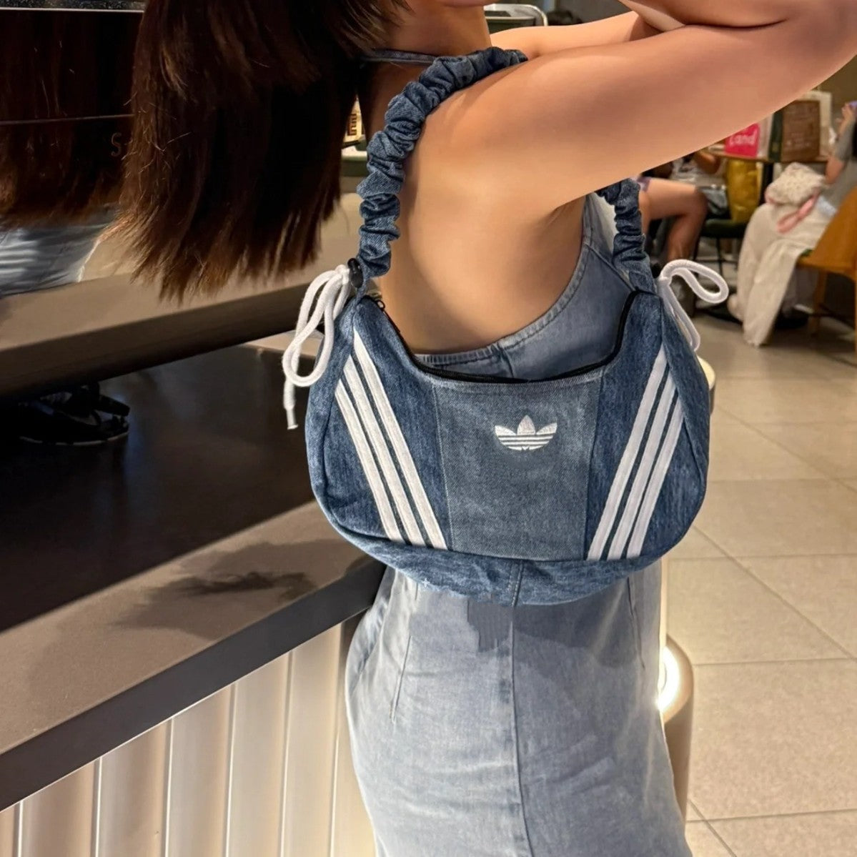 Bolso Adidas Clover de lona plisada para mujer, bolso nube de un solo hombro con bloques de colores de moda 2026