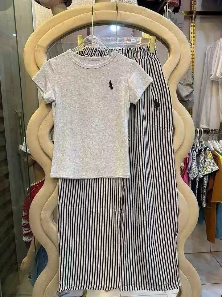 Camiseta de manga corta bordada para ponis de verano de moda para mujeres, pantalones de rayas anchas y conjunto informal de dos piezas para hombres y mujeres