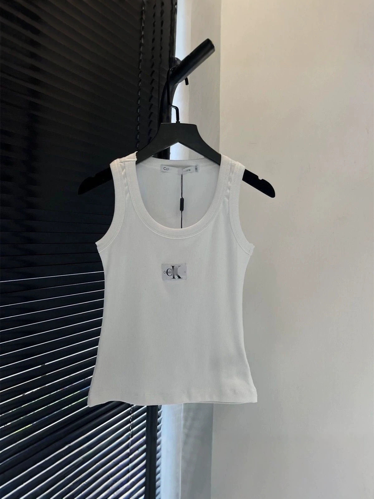Conjunto de chica atractiva de marca C más vendido de Jennie para adelgazar y atractiva, parche corto con letras bordadas para chaleco de mujer de viaje