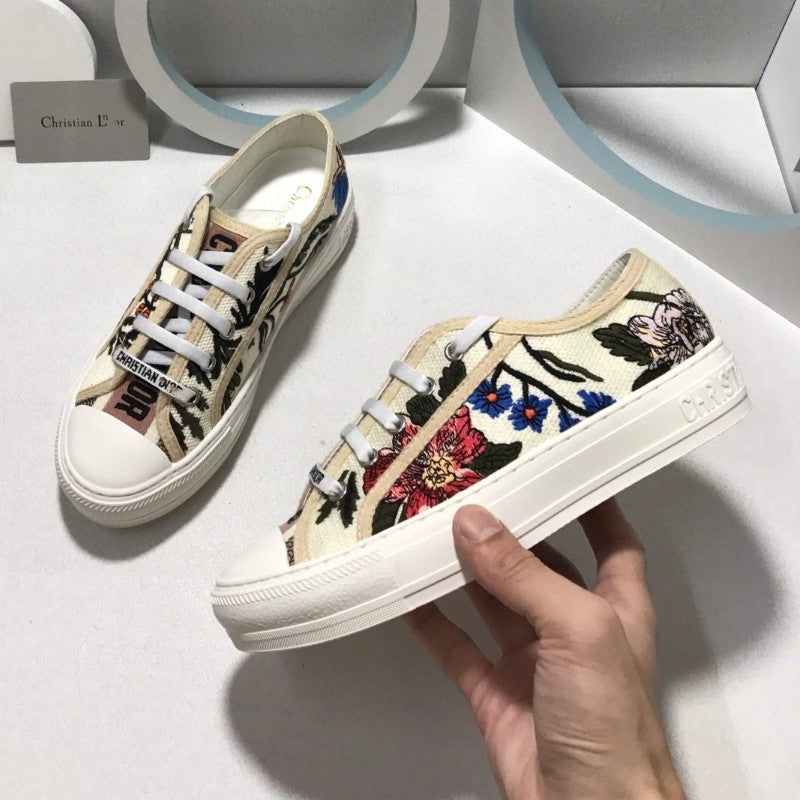 Comercio exterior 2026 Nuevos zapatos de mujer bordados de lona Suela gruesa Zapatos blancos versátiles que realzan Zapatos deportivos casuales de punta redonda