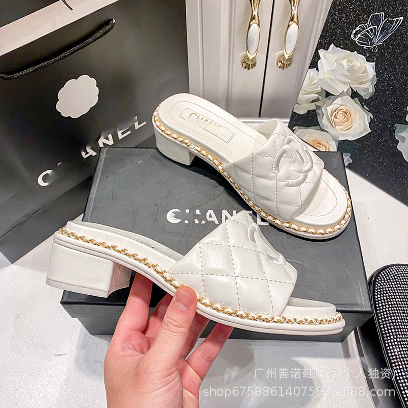 Chanclas de cadena de celosía de diamantes Xiaoxiangfeng, verano 2025 de nuevo estilo, con tacones gruesos y sandalias versátiles para dropship